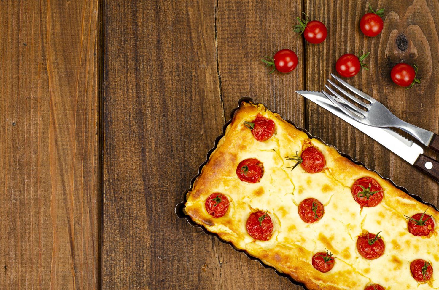 cottura fatta in casa. torta salata ai pomodorini. foto in studio.