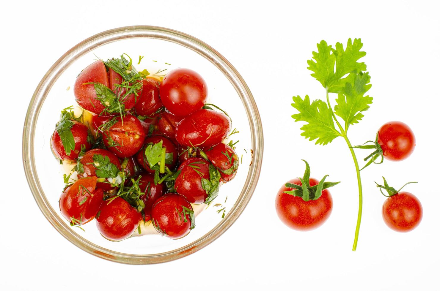 pomodori sott'aceto con erbe e aglio. foto in studio.