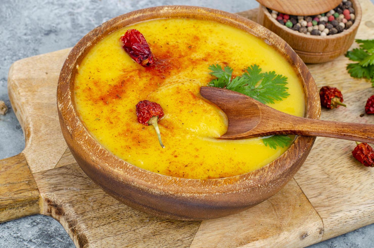 zuppa piccante di purea di zucca con curry e zafferano. foto in studio.