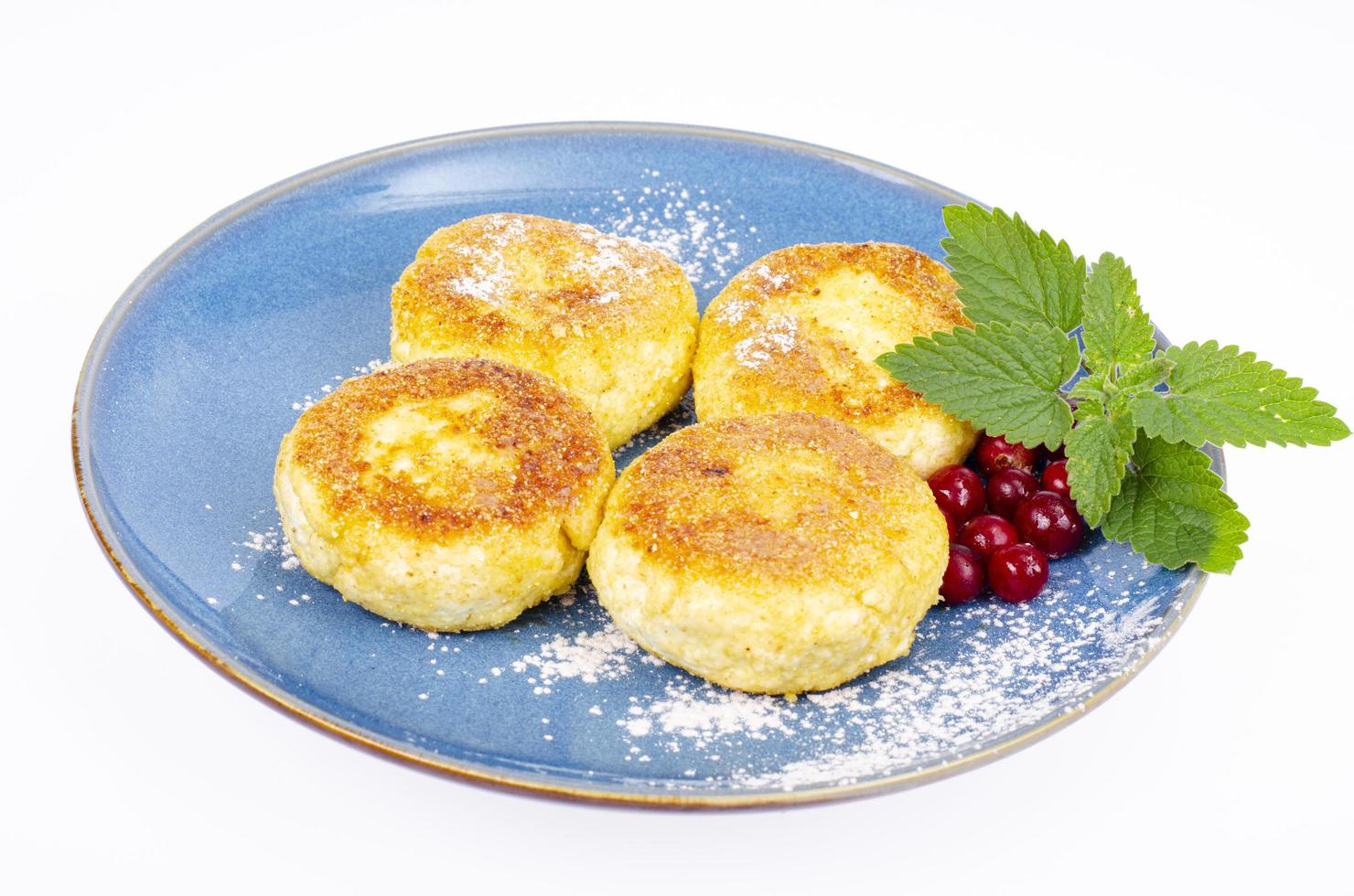 frittelle dolci di ricotta sul piatto, latticini. foto in studio.