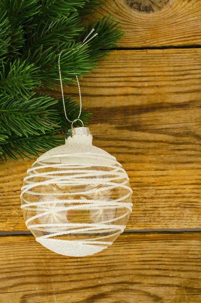 giocattolo di natale sul ramo di abete con posto per il testo, concetto di natale. foto in studio