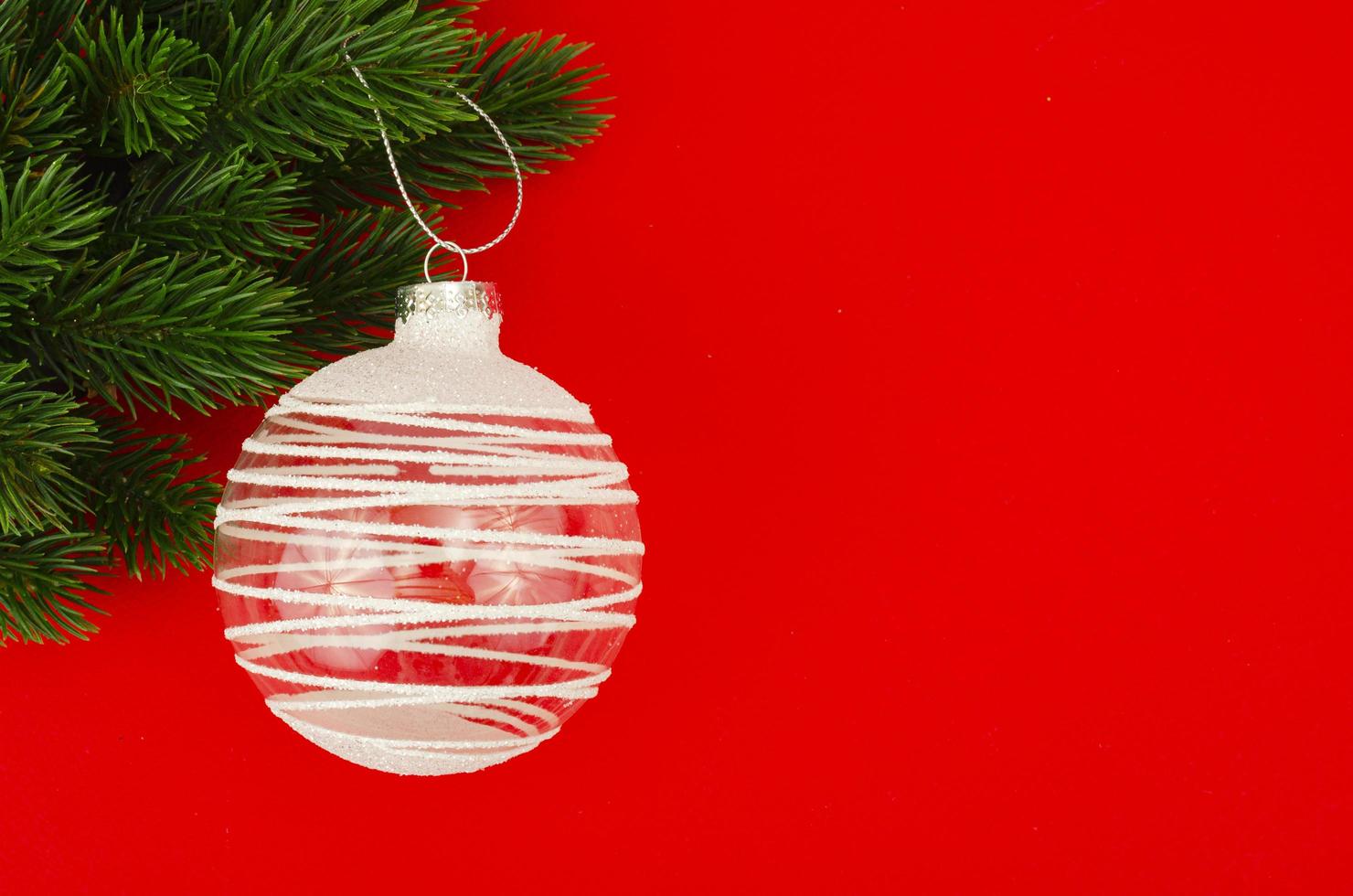 giocattolo di natale sul ramo di abete con posto per il testo, concetto di natale. foto in studio