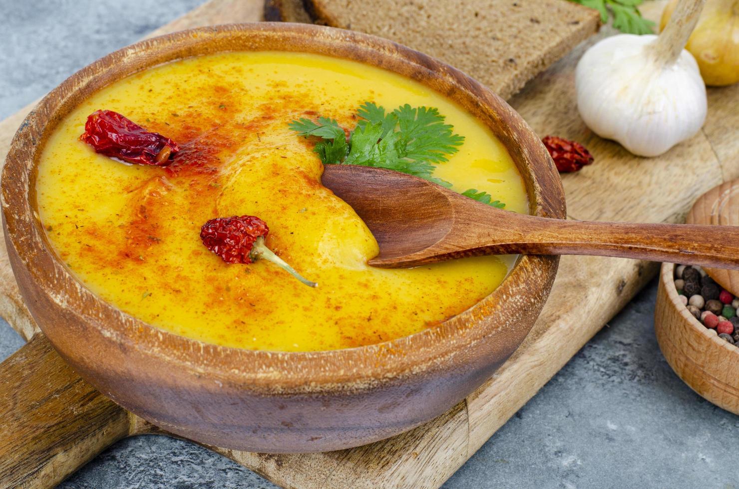 zuppa piccante di purea di zucca con curry e zafferano. foto in studio.