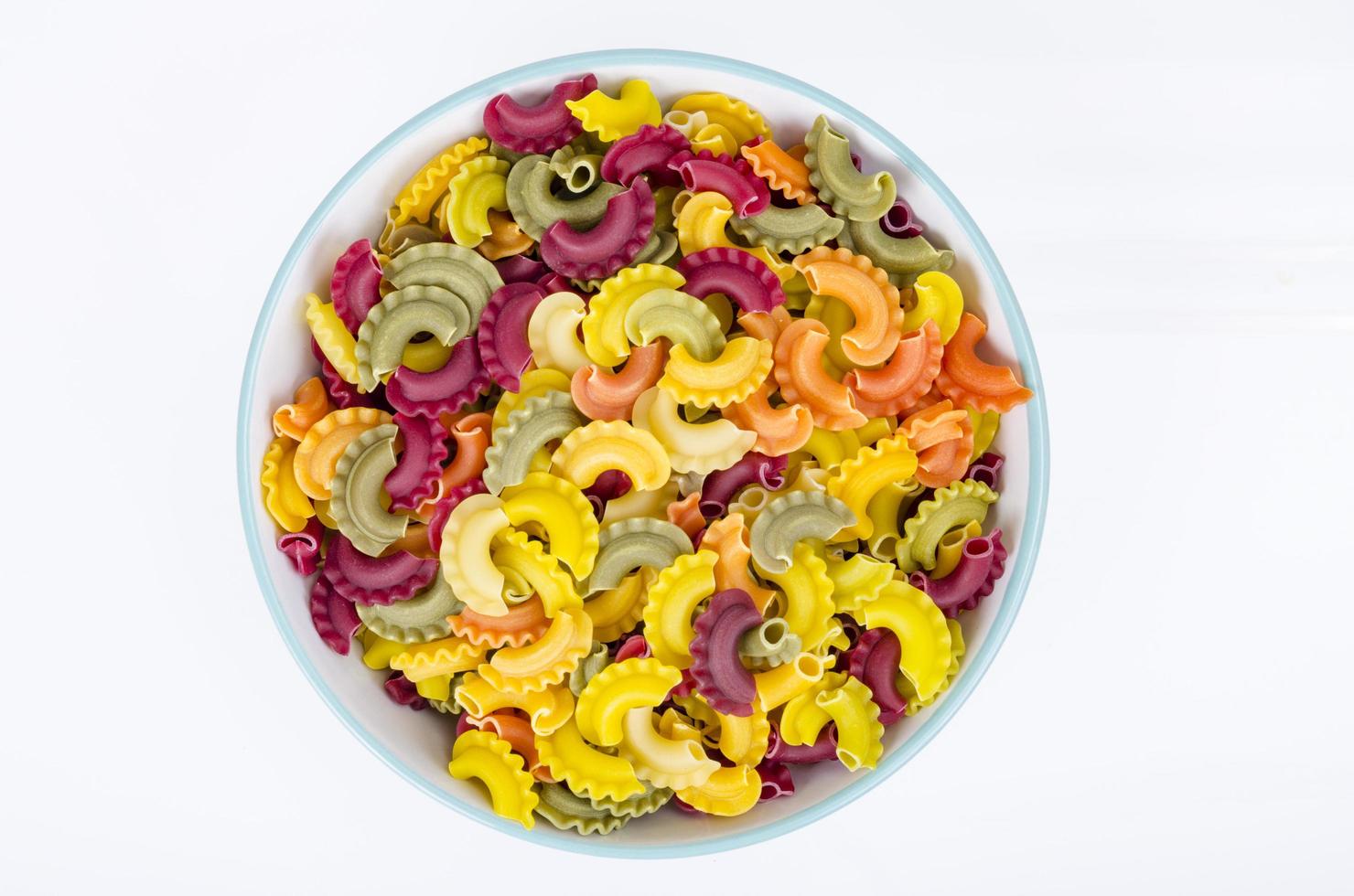 pasta colorata con aggiunta di coloranti naturali vegetali, alimentazione sana. foto in studio.