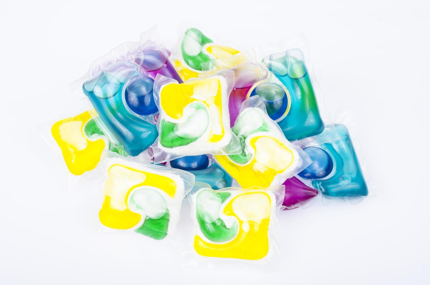 capsule multicolori con gel per lavare panni e stoviglie. foto in studio..