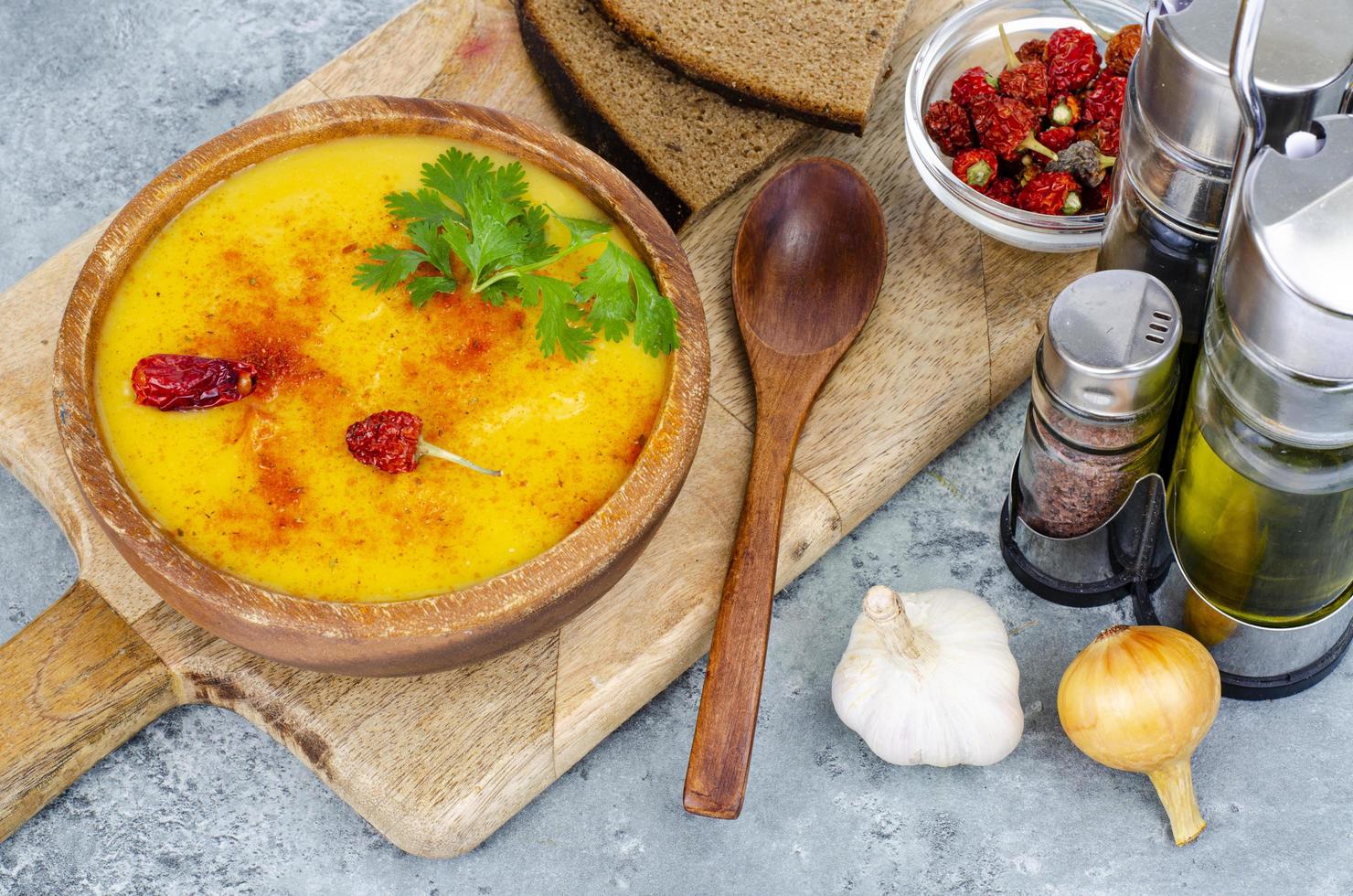 zuppa piccante di purea di zucca con curry e zafferano. foto in studio.