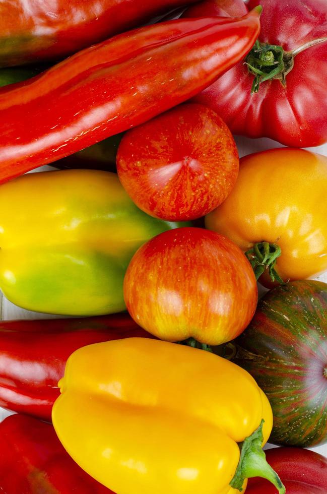 peperoni e pomodori multicolori organici in luogo di mercato. foto