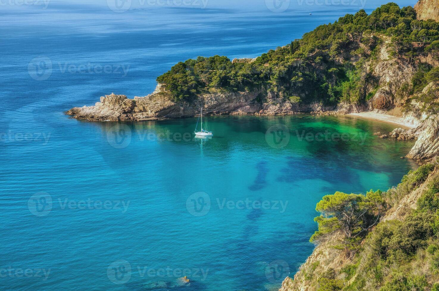 costiero paesaggio con idilliaco spiaggia a costa brava vicino per tossa de mar,catalogna,mediterraneo mare, spagna foto