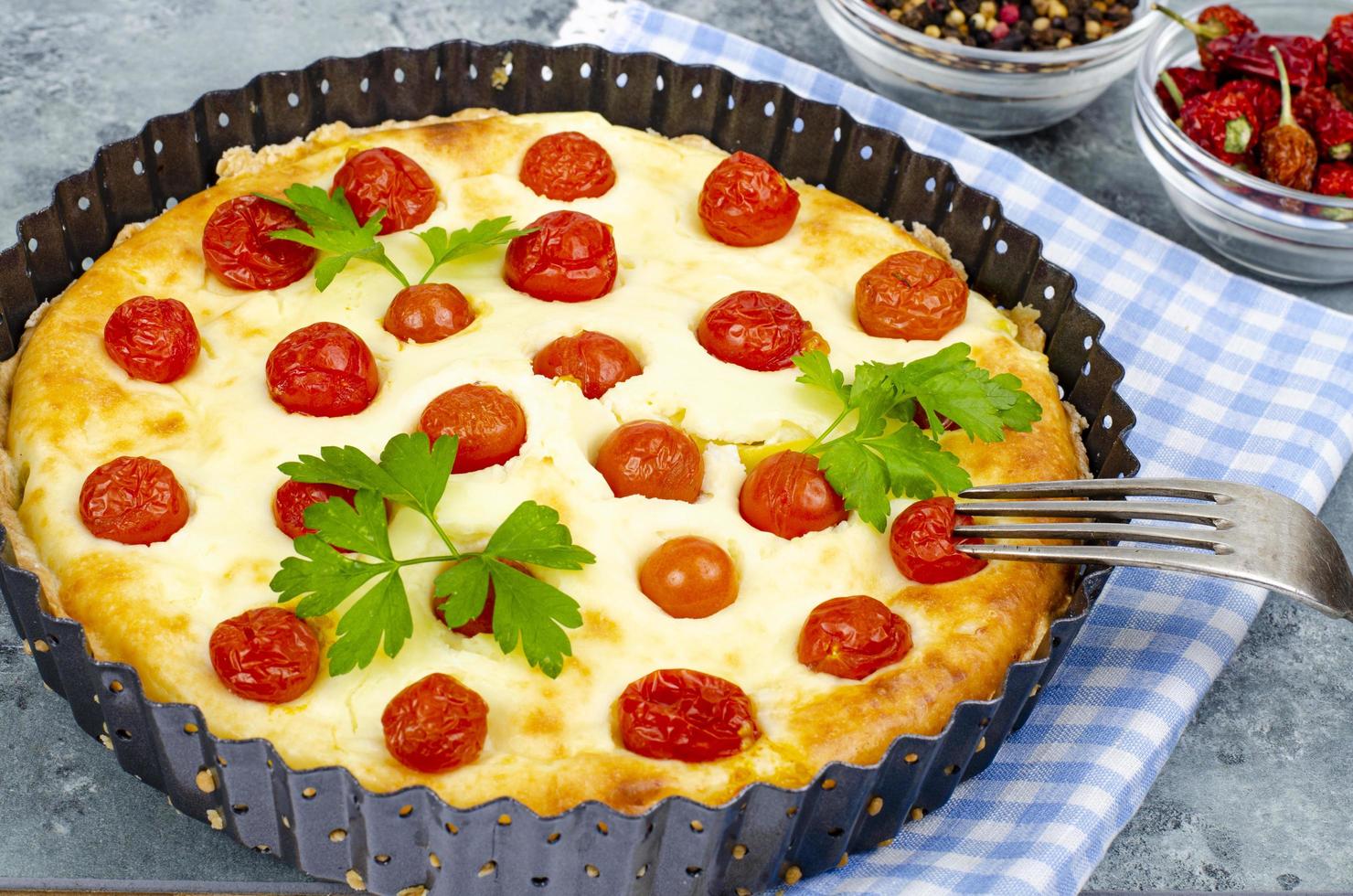 cottura fatta in casa. torta salata ai pomodorini. foto in studio.