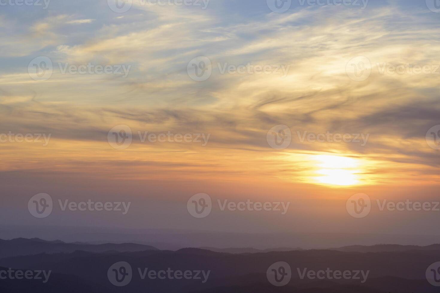 tramonto sera al di sopra di il montagne foto