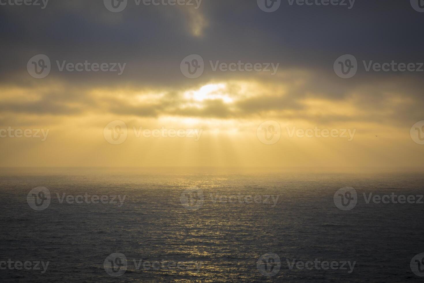 d'oro tramonto raggi al di sopra di calma paesaggio marino foto