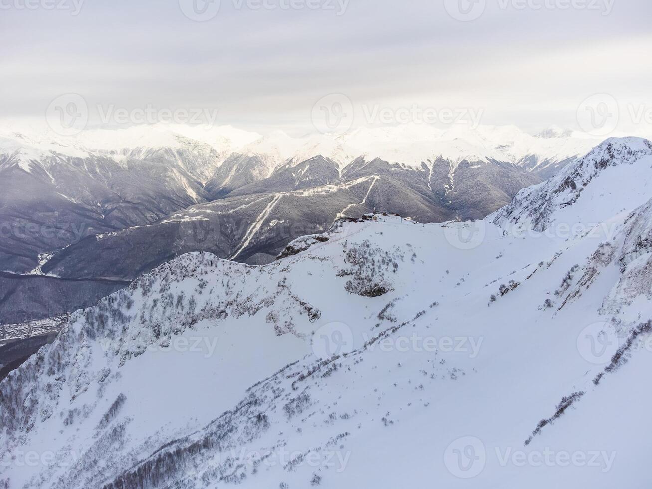 un' Visualizza di il Krasnaya polyana sciare ricorrere e il nevoso montagna paesaggi foto
