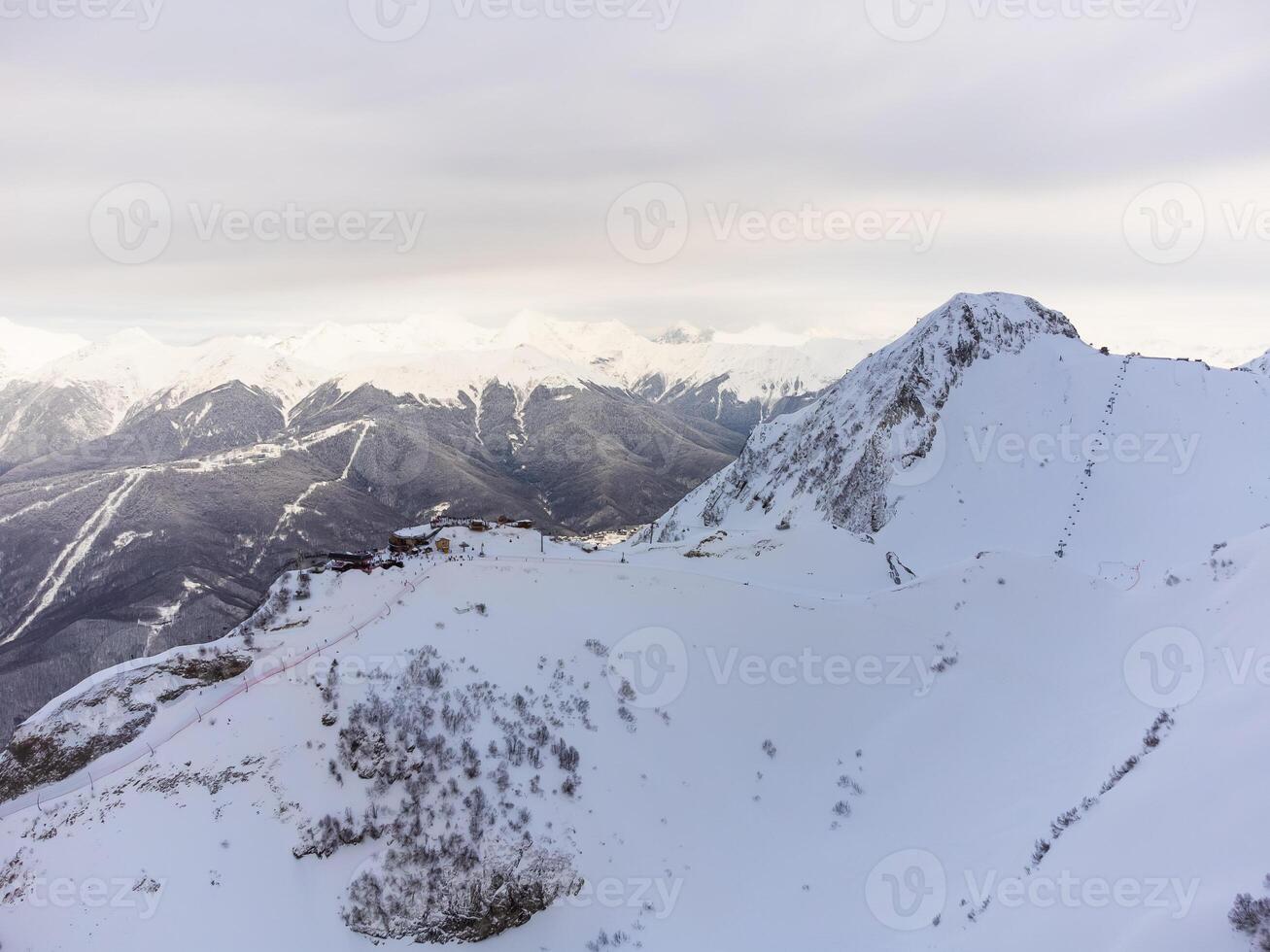 un' Visualizza di il Krasnaya polyana sciare ricorrere e il nevoso montagna paesaggi foto