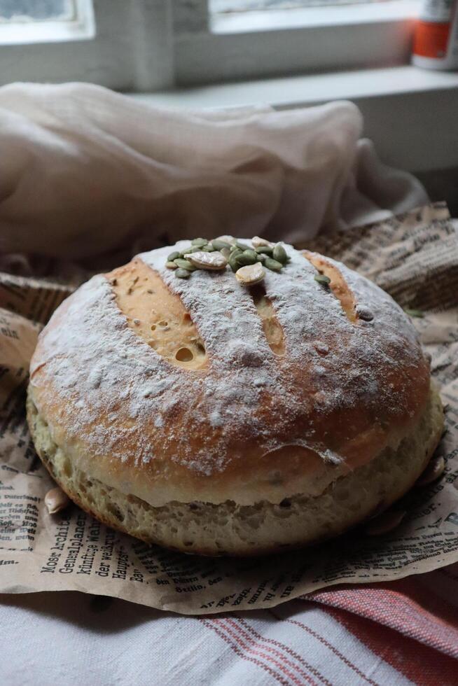 fatti in casa lievito pane fresco al forno con verdure e verdura decorazione foto