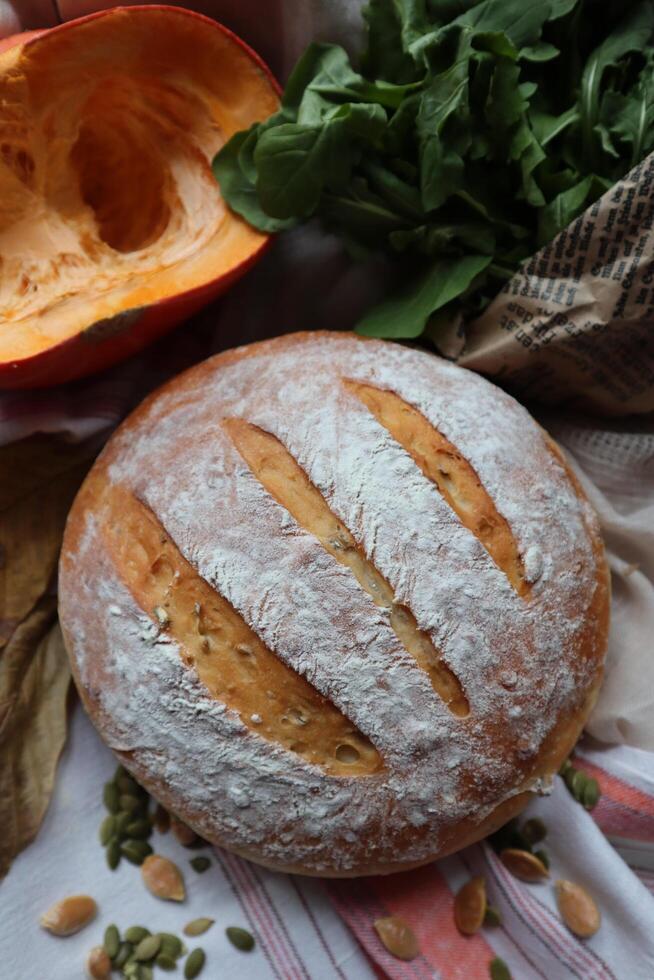 fatti in casa lievito pane fresco al forno con verdure e verdura decorazione foto