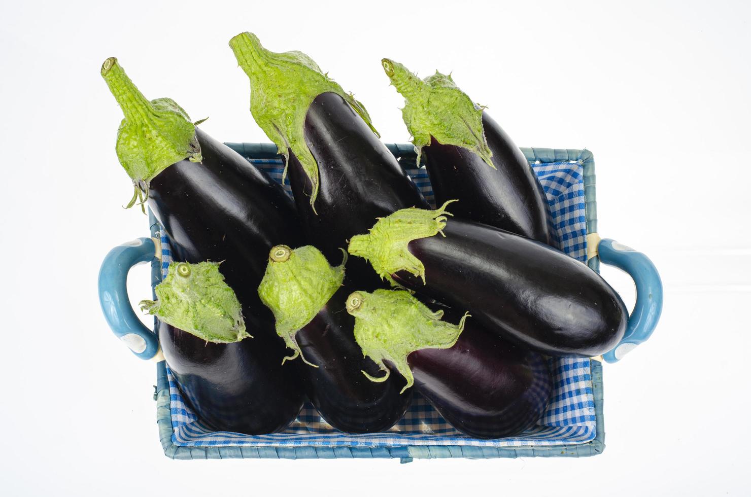 melanzane mature su sfondo bianco. foto in studio