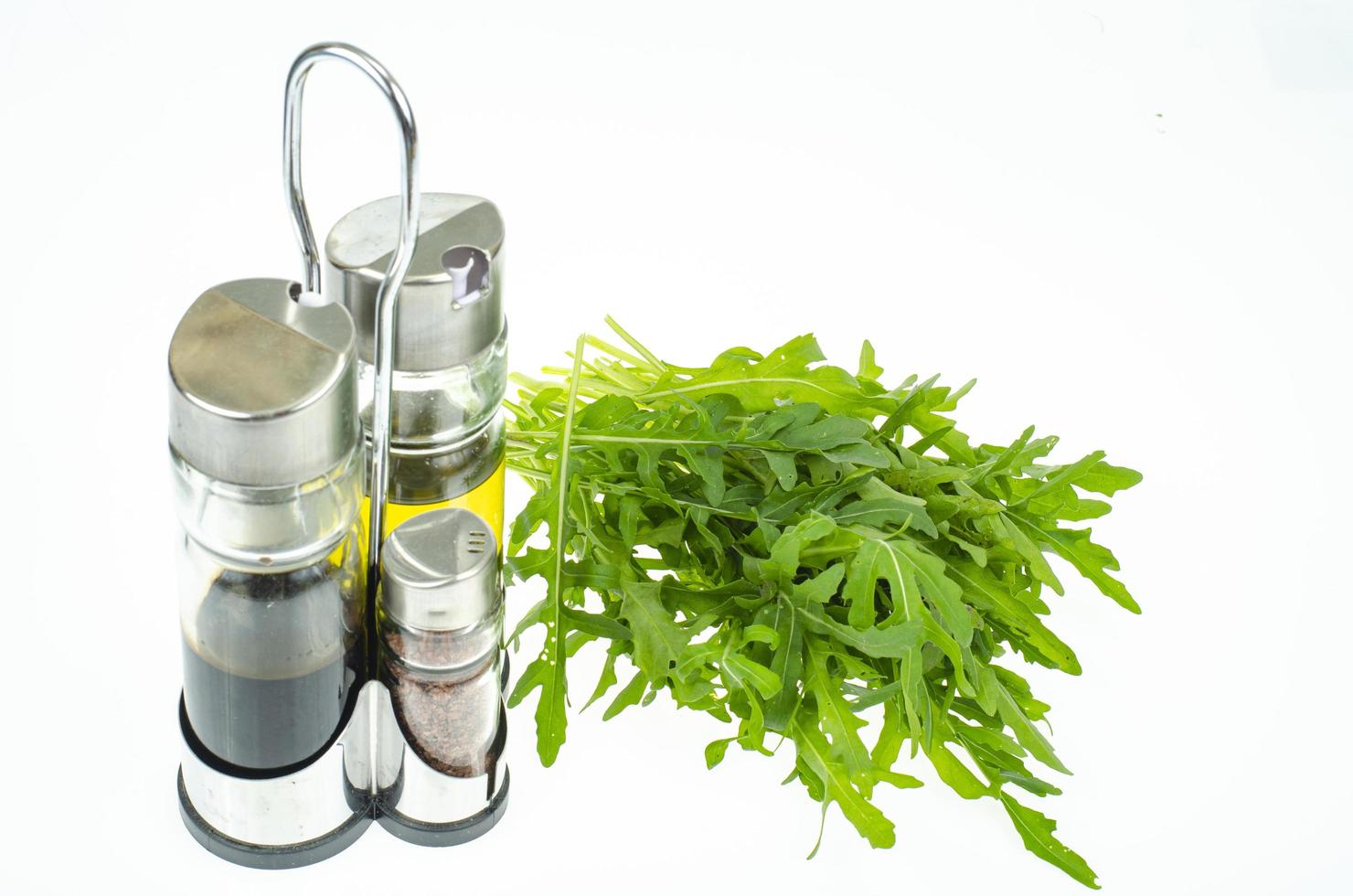 foglie di rucola fresca di fattoria verde per cucinare. foto in studio