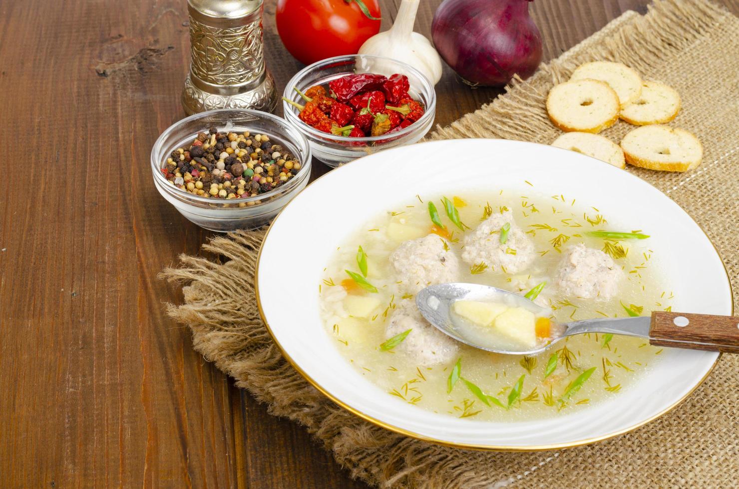 piatto bianco di zuppa di polpette. foto in studio