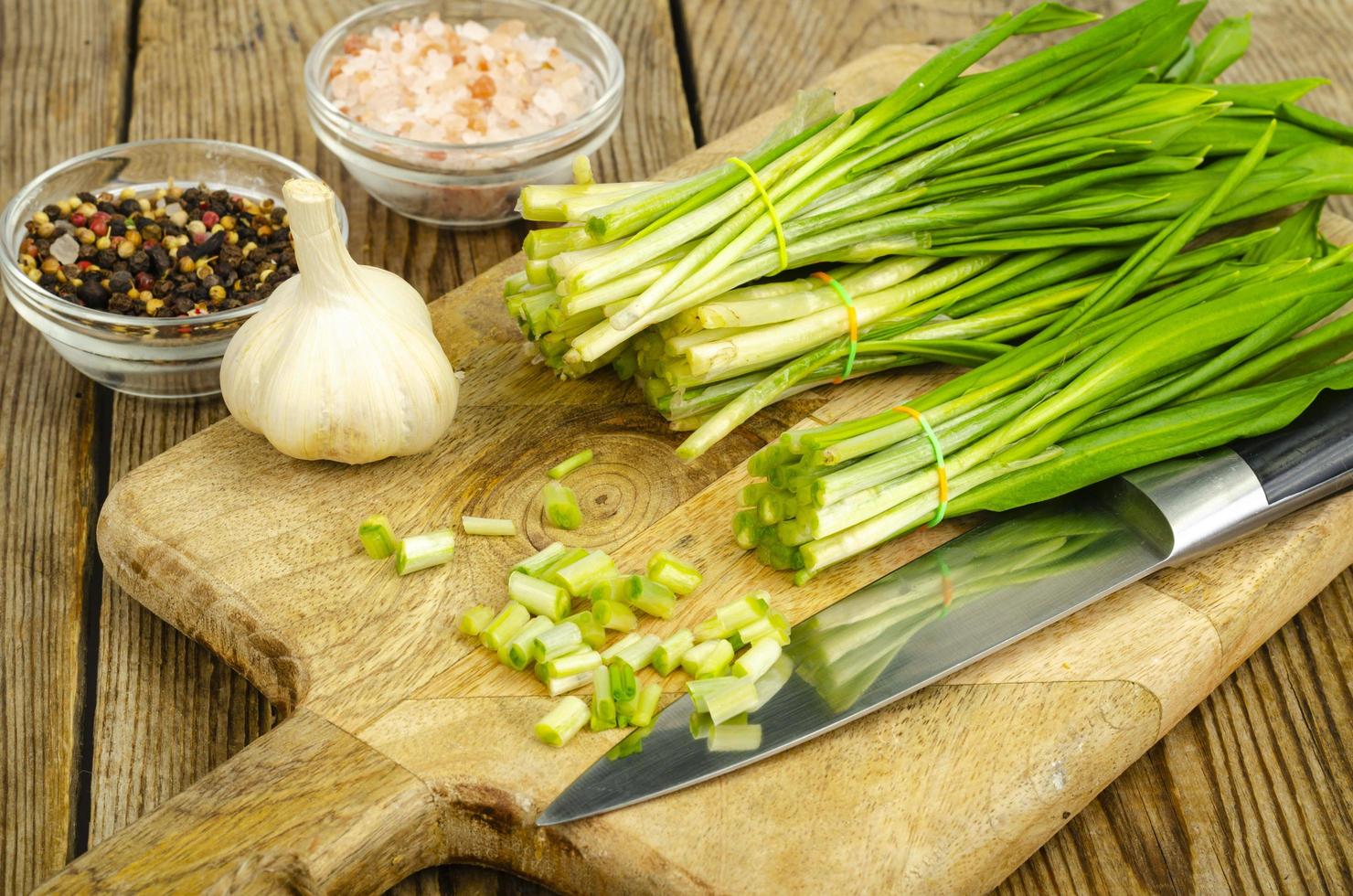 giovani germogli verdi di allium ursinum. foto