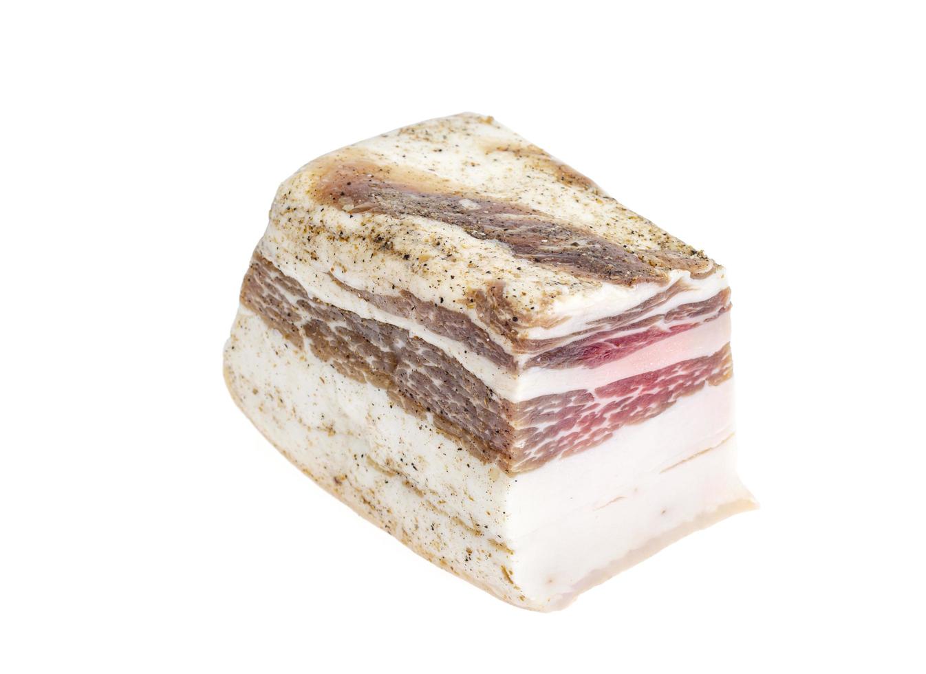 pezzo di pancetta di maiale salata isolato su sfondo bianco, lardo. foto