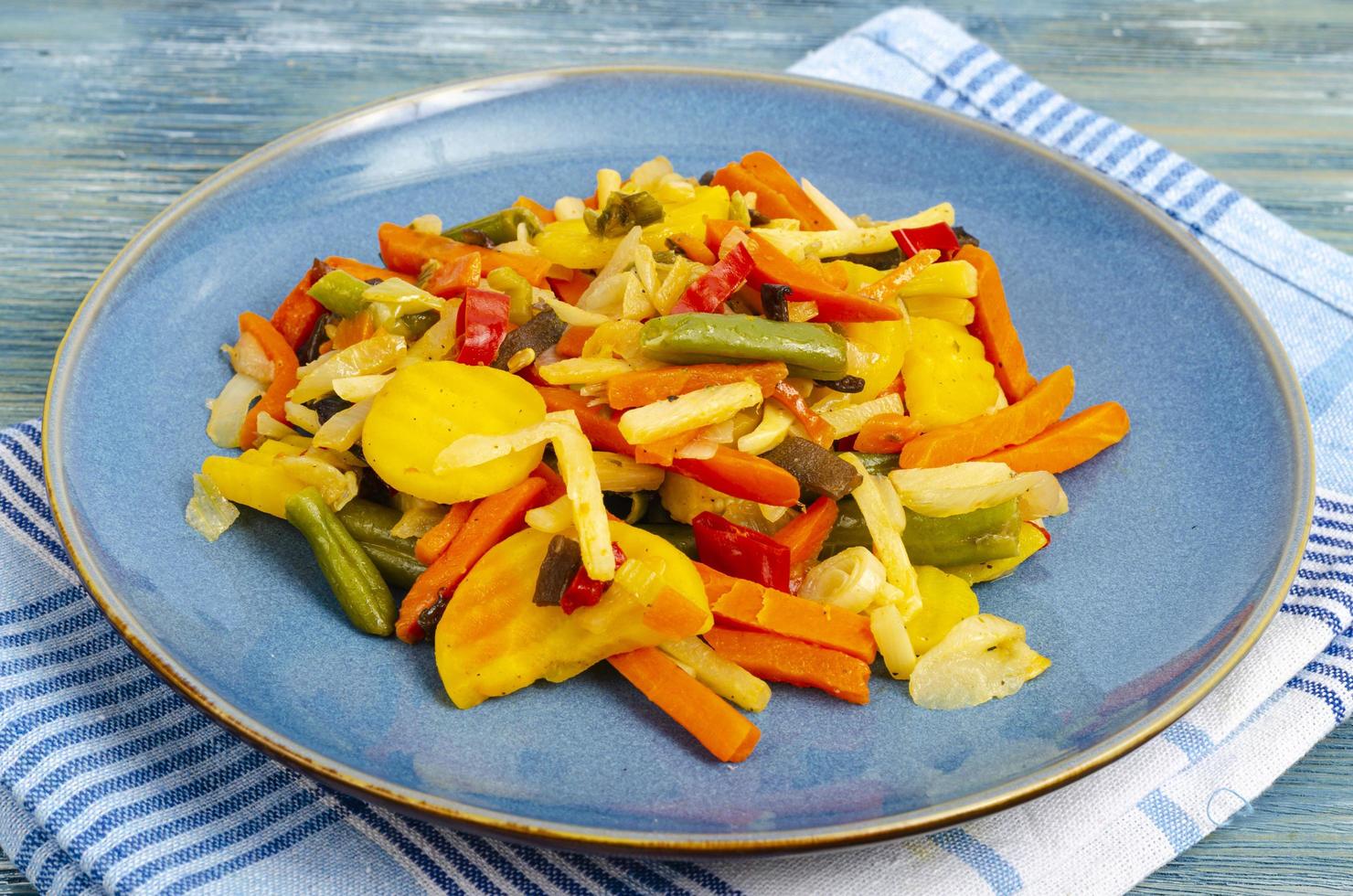 mix di verdure bollite in alimenti dietetici, sfondo blu. foto