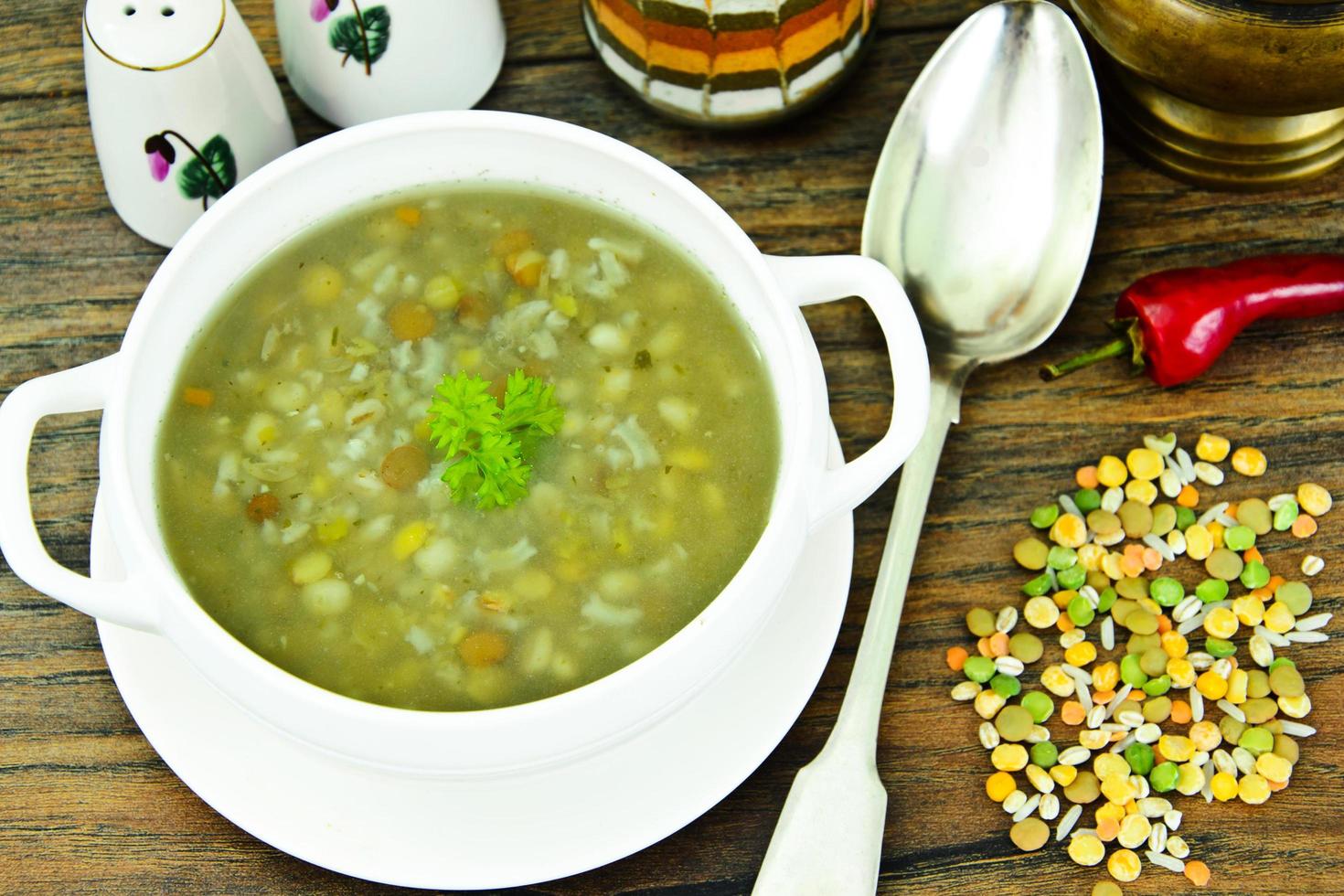 la zuppa di lenticchie, piselli, ceci, riso, orzo, verdura secca foto