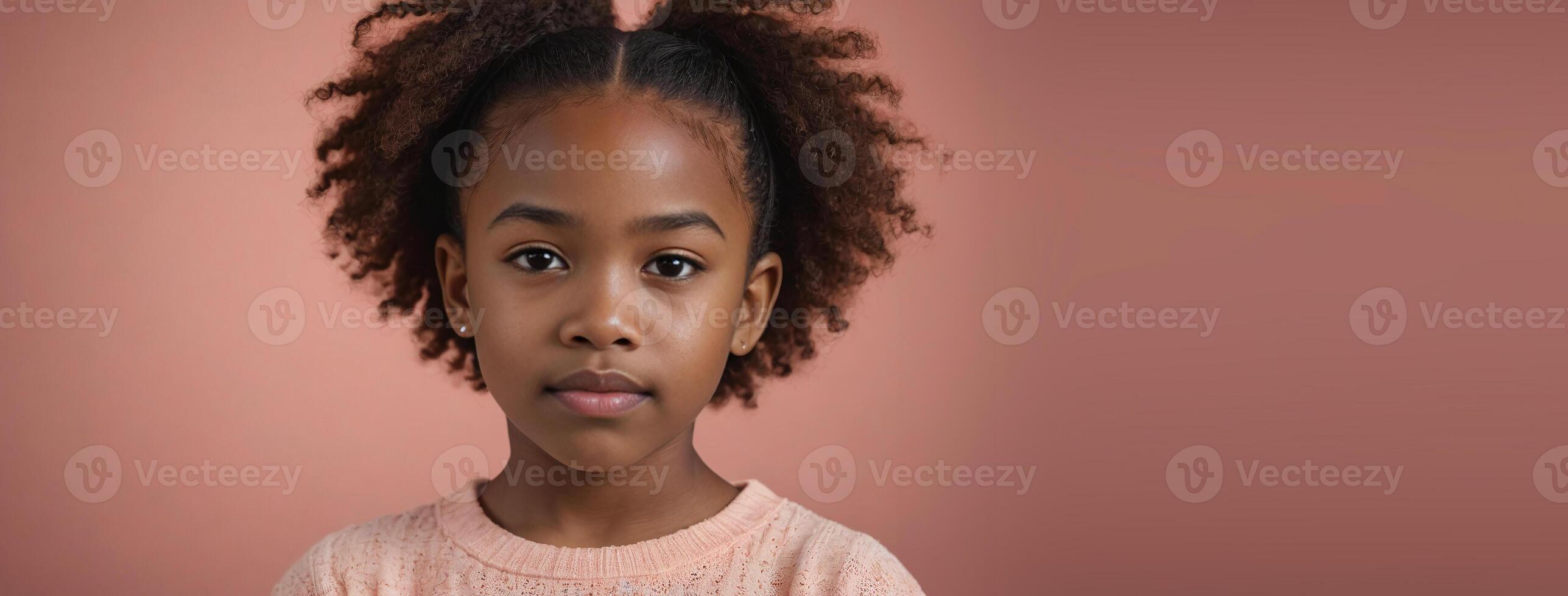 un africano americano giovanile ragazza isolato su un' corallo sfondo con copia spazio. foto