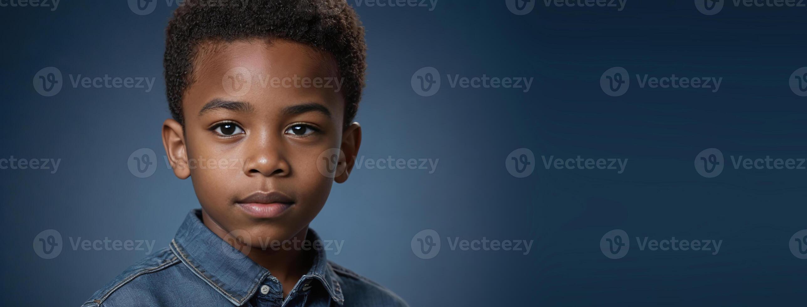 un africano americano giovanile ragazzo isolato su un' zaffiro sfondo con copia spazio. foto