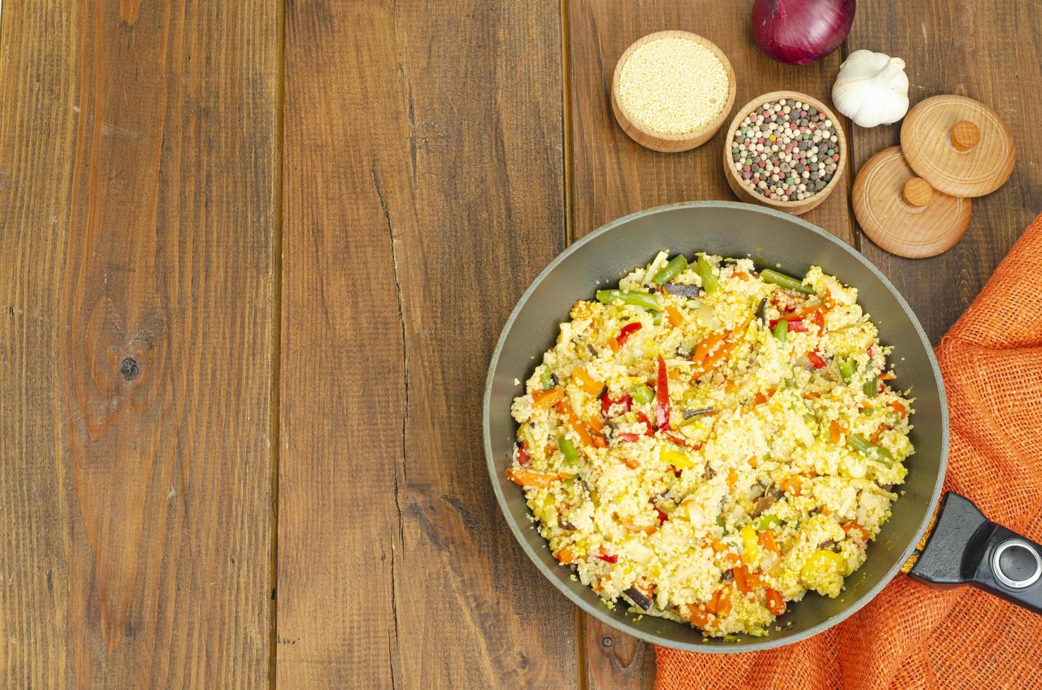 menù vegetariano. piatti di cous cous con verdure. foto