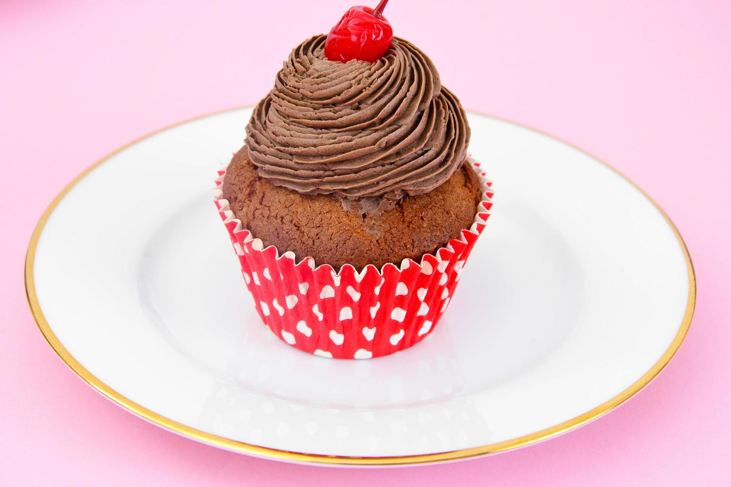 torta con crema, cupcake su fondo di legno. foto