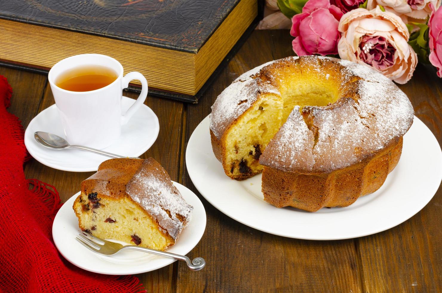 muffin fatti in casa con frutti di bosco secchi e zucchero a velo sul piatto. foto