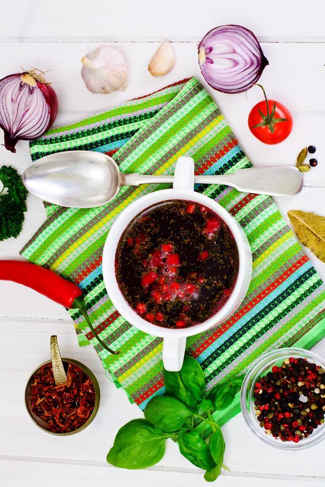 cibo salutare. zuppa di barbabietole, fagiolini e verdure foto