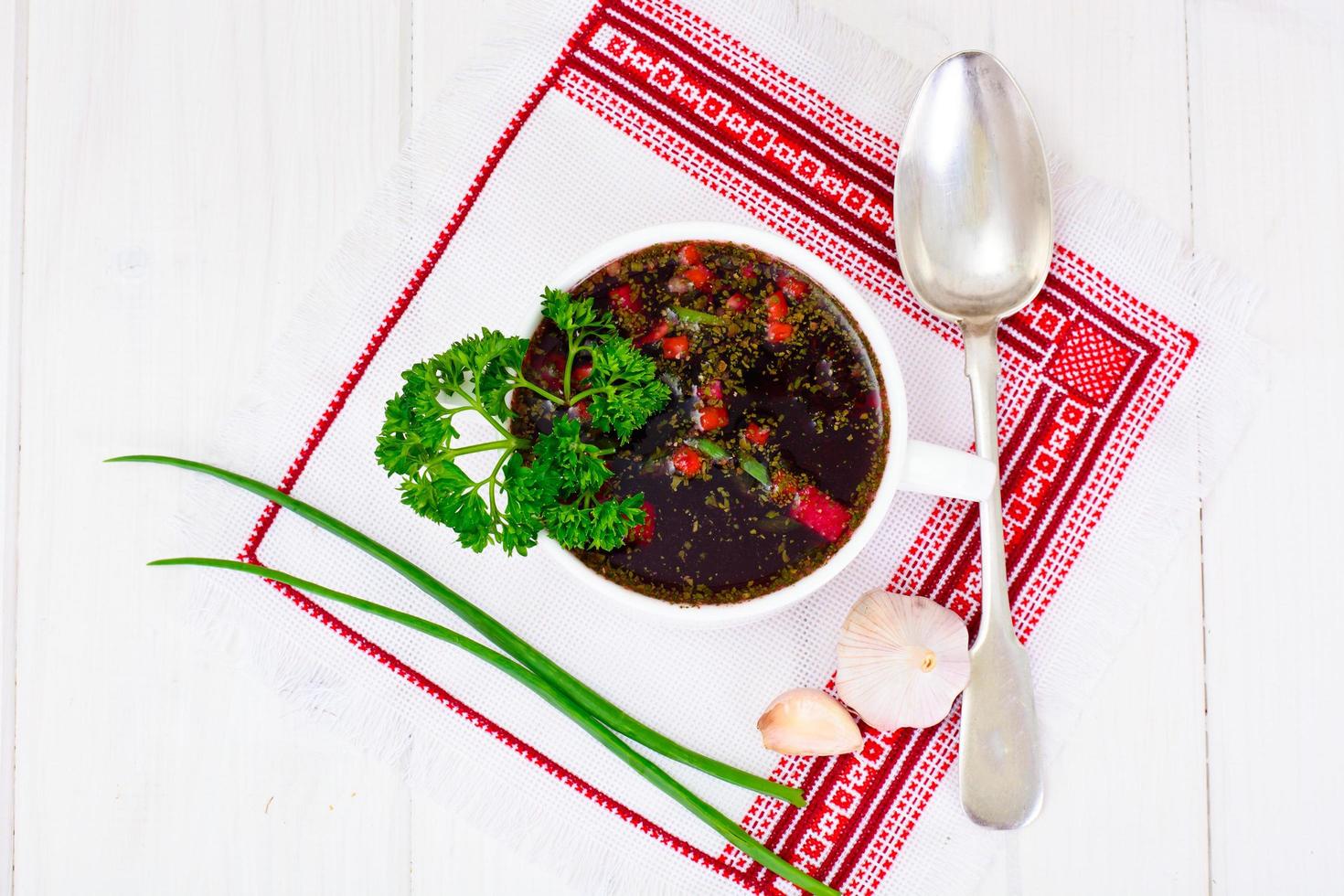 cibo salutare. zuppa di barbabietole, fagiolini e verdure foto