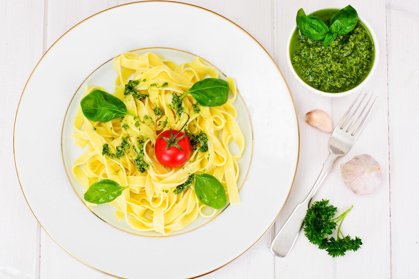 fettuccine e tagliatelle al pesto di basilico foto