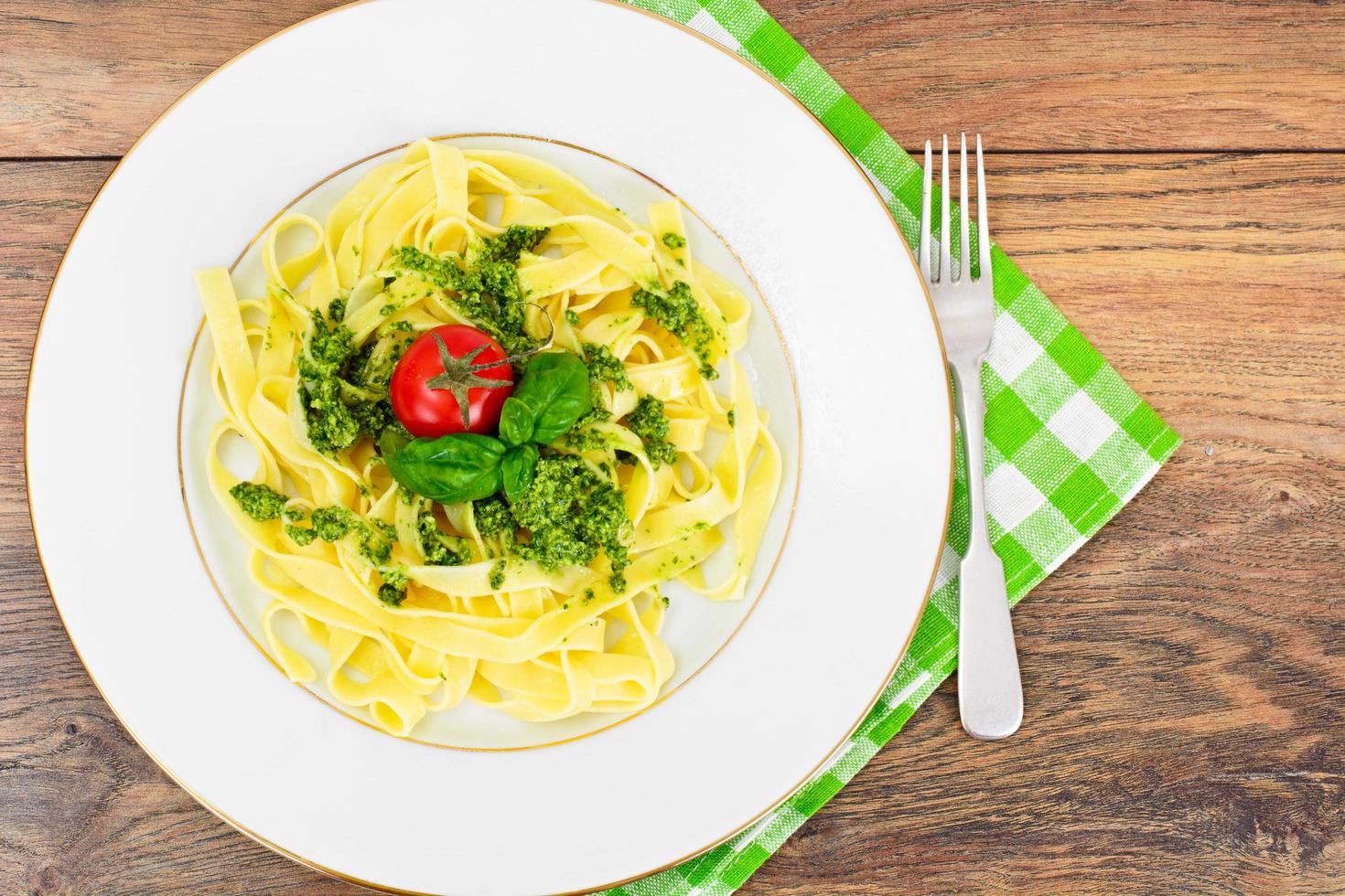 fettuccine e tagliatelle al pesto di basilico foto