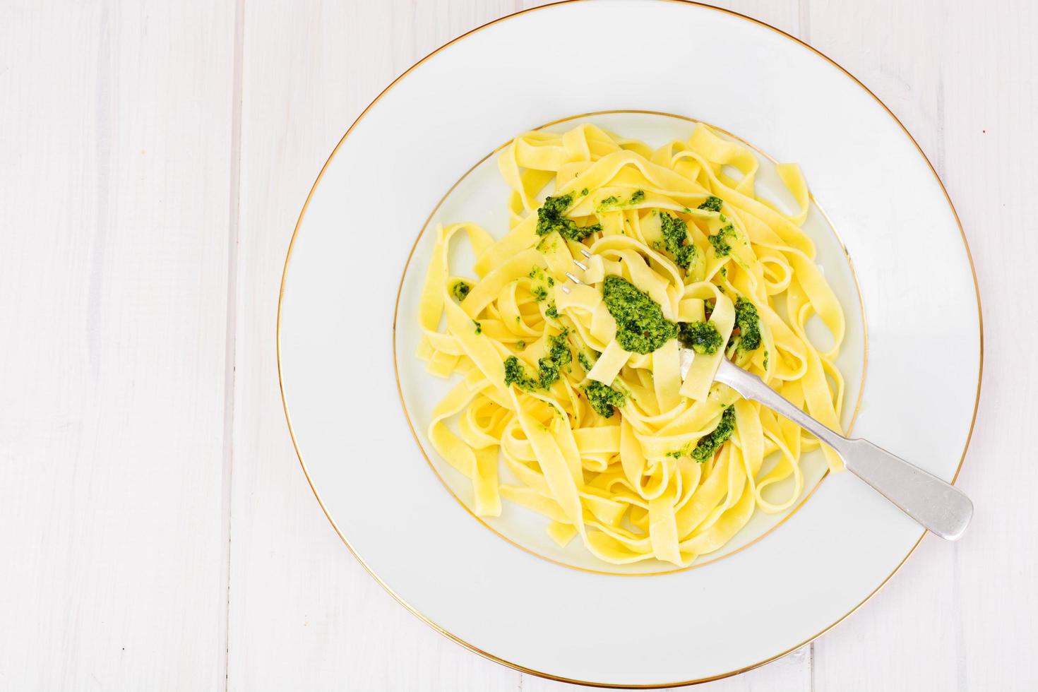 fettuccine e tagliatelle al pesto di basilico foto