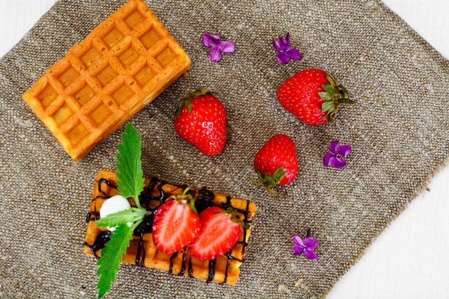 vienna, waffle belgi con fragole e menta foto