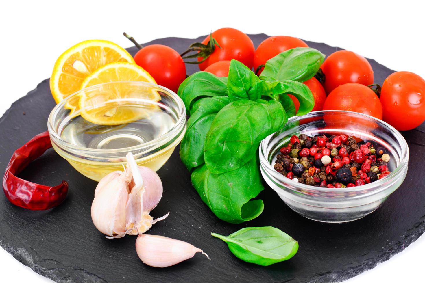 pomodoro, basilico, pepe e limone allo zafferano foto