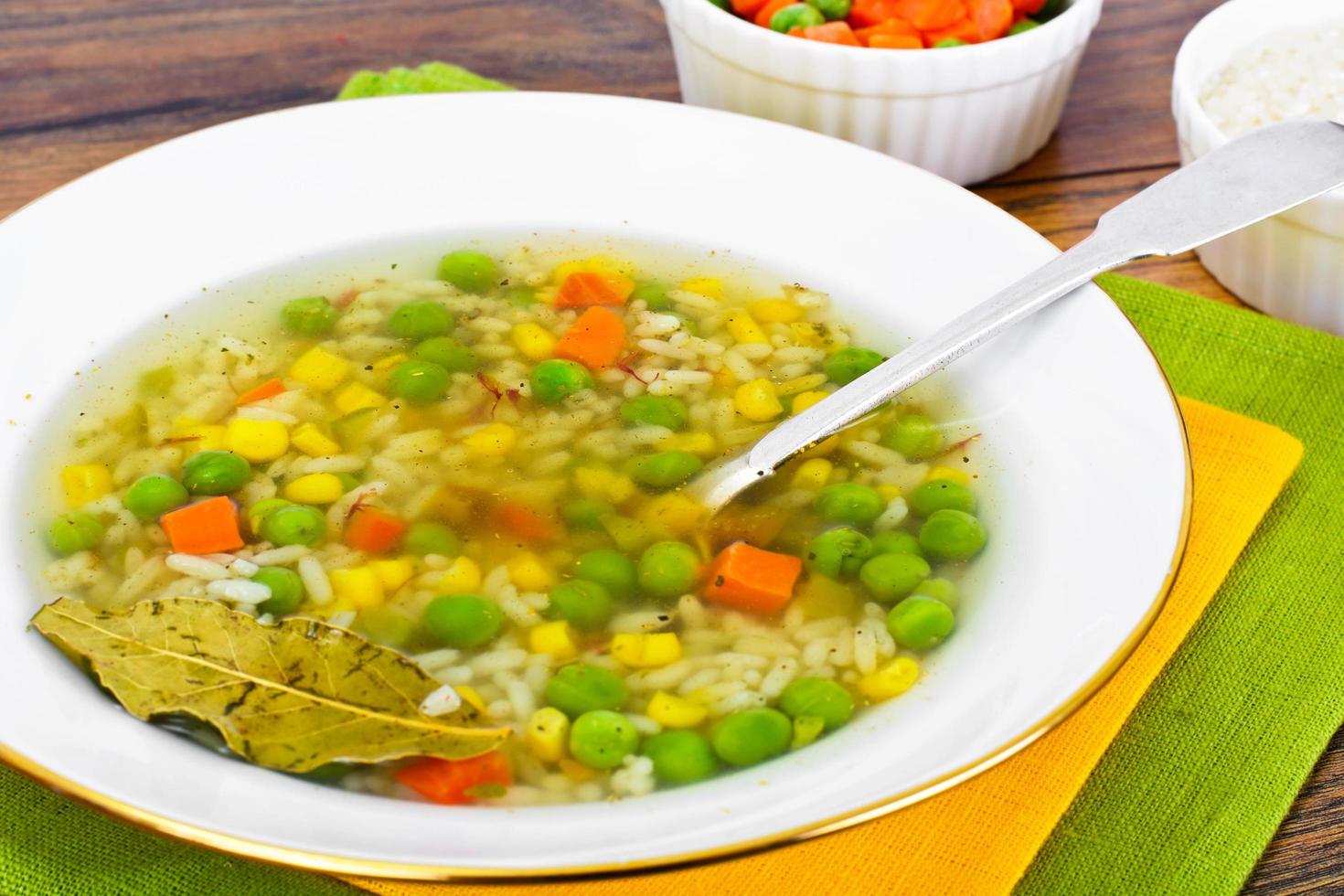 zuppa con brodo di pollo. riso e verdure foto