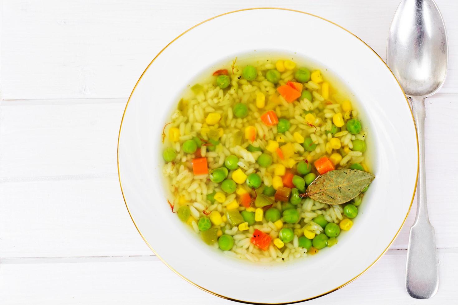 zuppa con brodo di pollo. riso e verdure foto