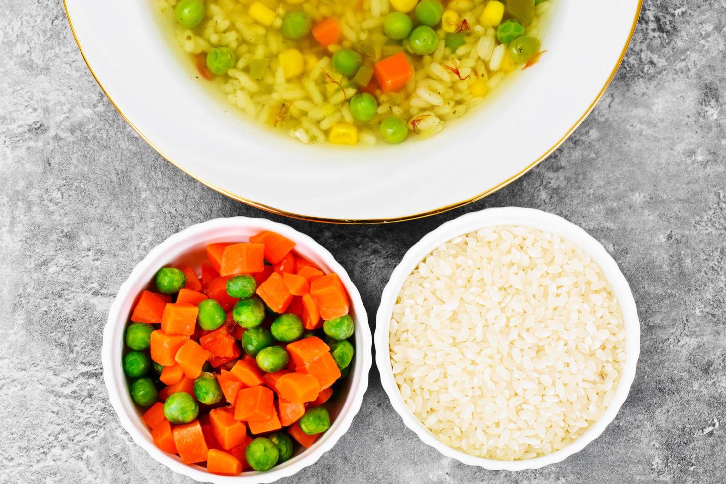 zuppa con brodo di pollo. riso e verdure foto