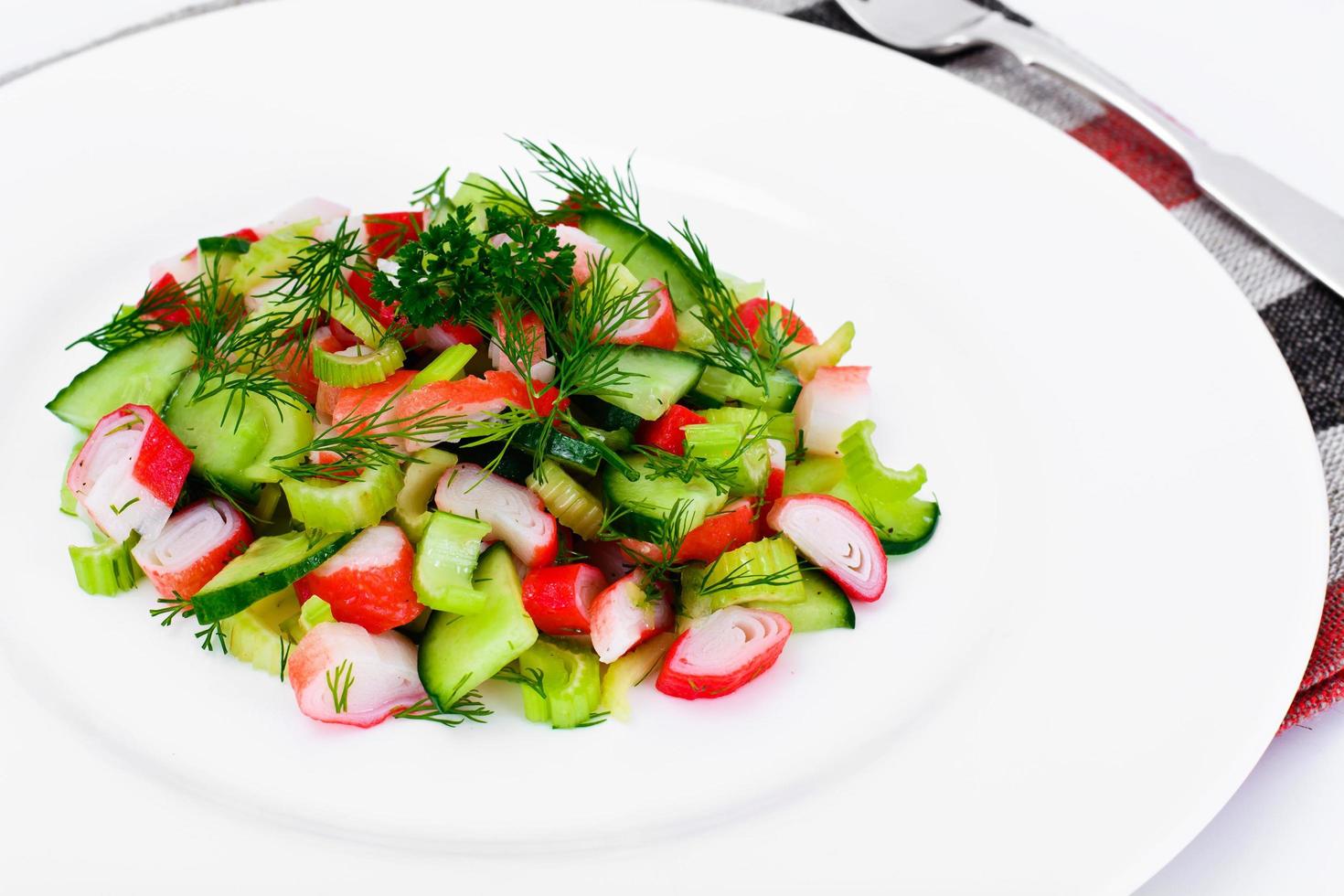 insalata di sedano, polpa di granchio, cetriolo, olive verdi e aneto foto