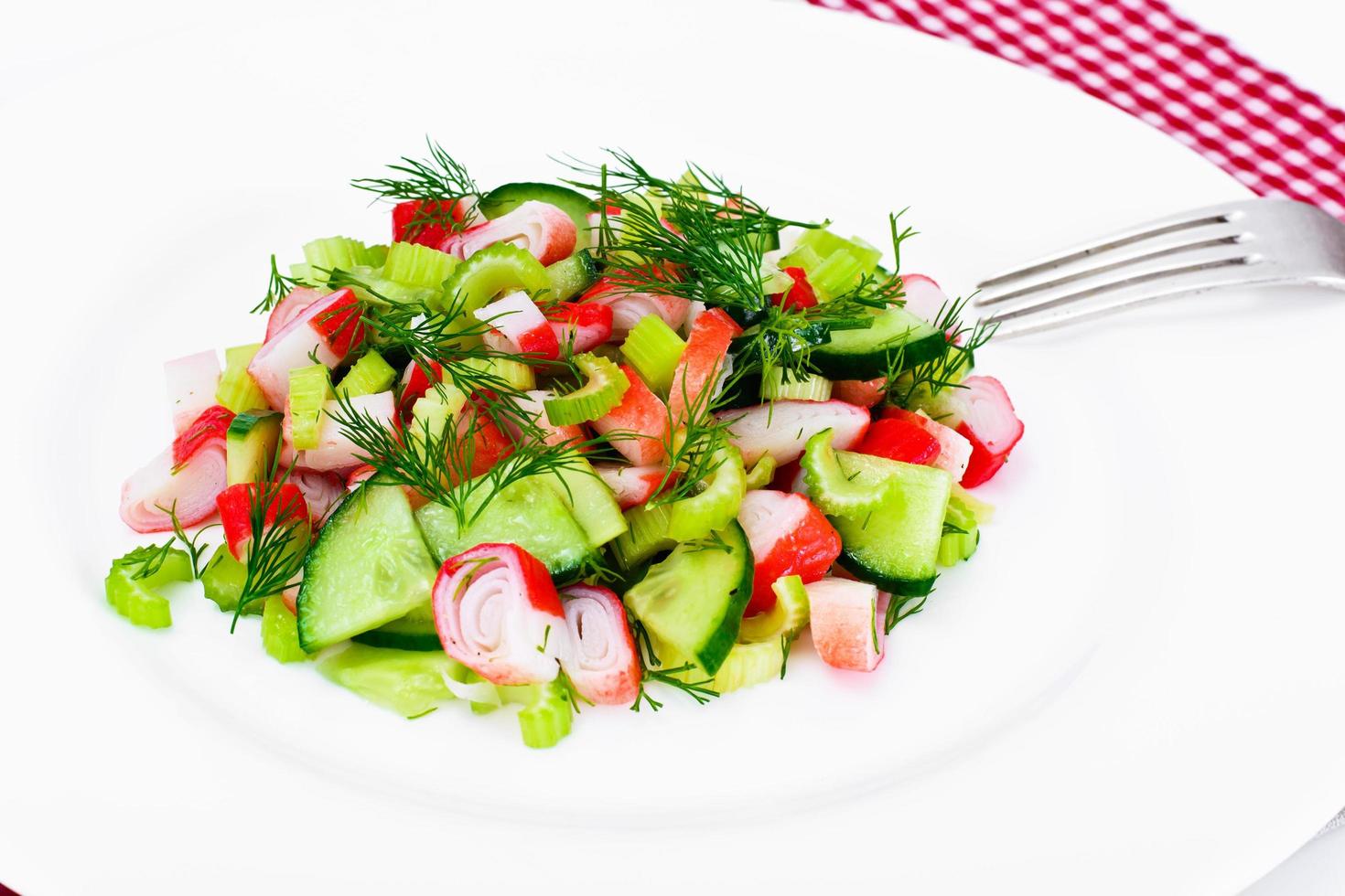 insalata di sedano, polpa di granchio, cetriolo, olive verdi e aneto foto