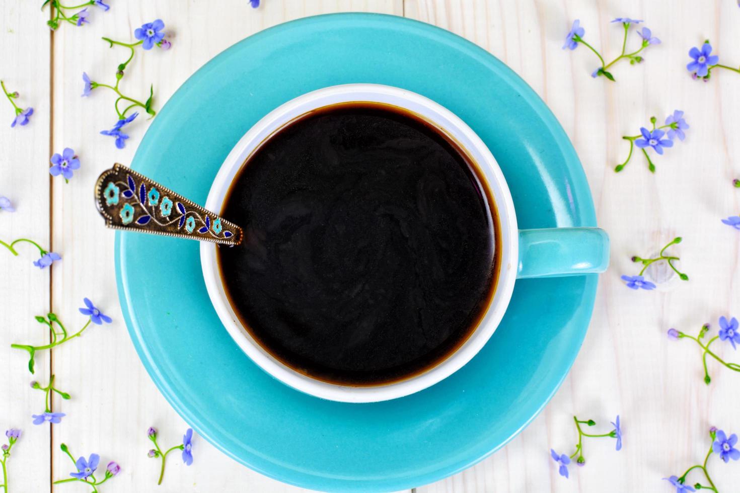 caffè in una tazza retrò blu con fiori foto