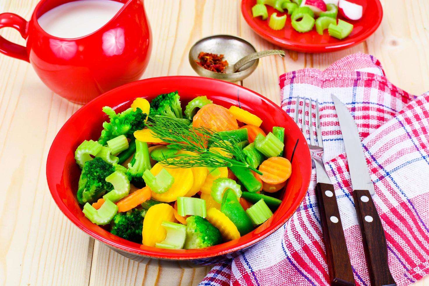 verdure al vapore patate, carote, cavolfiori, broccoli foto