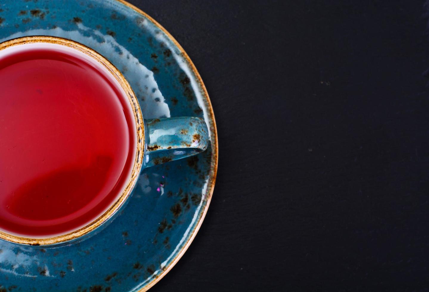 tè rosso in una bella tazza foto