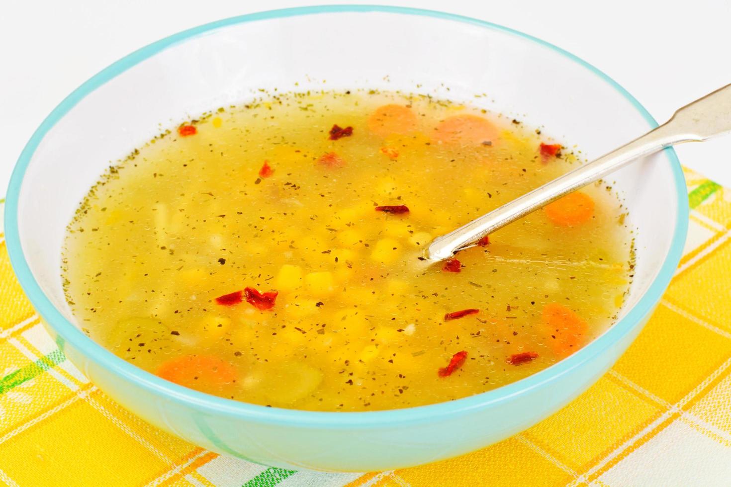 zuppa con brodo di pollo. tagliatelle e verdure foto