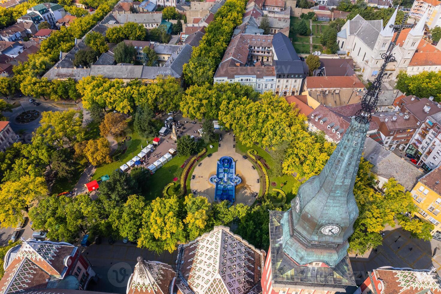 Visualizza di il Fontana a partire dal il Torre di il cittadina sala nel il città di subotica foto