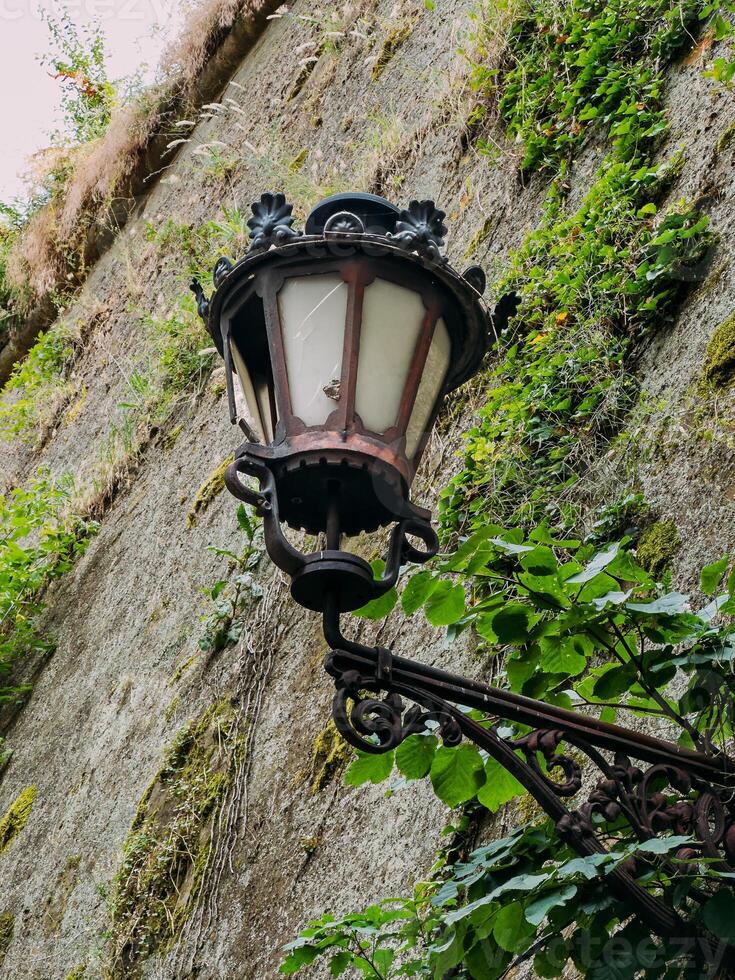 vecchio lanterna contro il sfondo di il vecchio parete di il petrovaradin fortezza foto