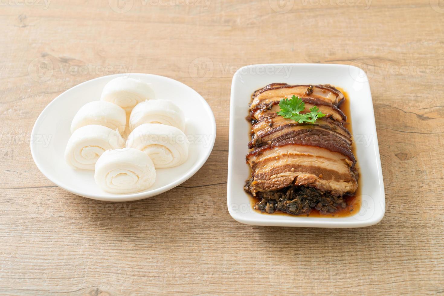 pancetta di maiale al vapore con ricette di cubbage alla senape Swatow o mei cai kou rou foto